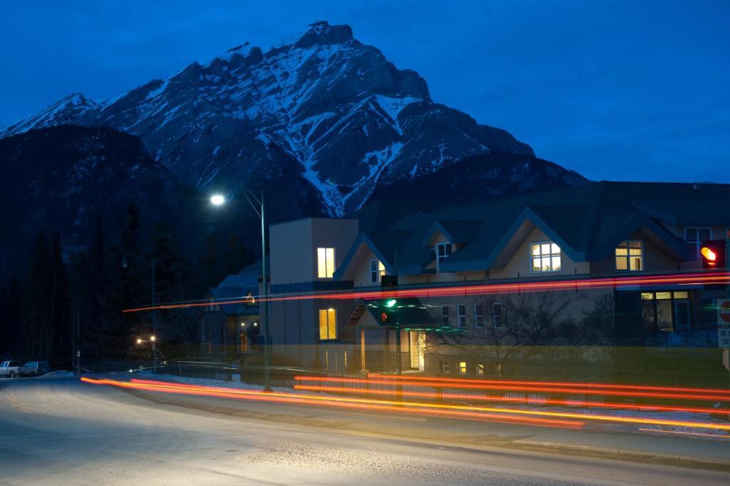 Ywca Banff Hotel Экстерьер фото